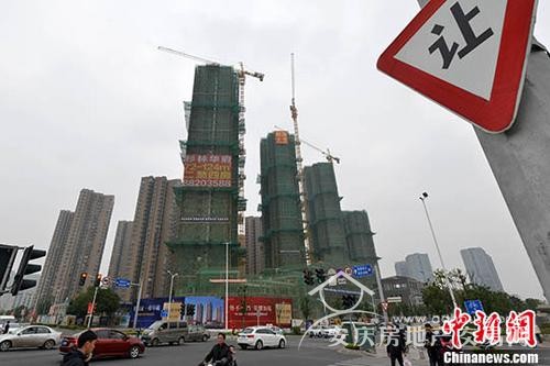 資料圖：售樓人員向顧客介紹樓盤。 中新網(wǎng)記者 金碩 攝