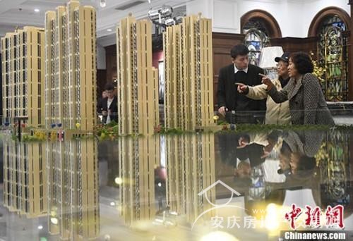 資料圖：置業(yè)顧問為民眾推薦商品房戶型。 中新社記者 韋亮 攝