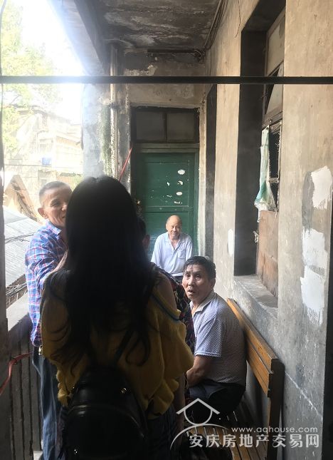 （老人們在二樓的老人理發(fā)店門口等候，櫻桃大房子攝）