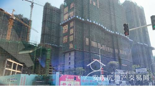 二手房市場，櫻桃也跑了一下，因為雨湖區(qū)算老城區(qū)，樓梯房特別多，所以品質(zhì)電梯小區(qū)的價格和樓梯房還是相差挺大的，很多2010年蓋的房子還是樓梯房，這在一二線城市幾乎不太可能了，而且樓梯房三樓以下和五六樓市場完全是天壤之別，所以價格也便宜。