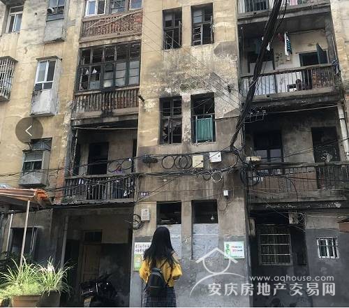 附近恒大的一個盤說是打8折，但打完精裝修還要7200-7500元/平米，學(xué)區(qū)也不好，賣的好不好可想而知。